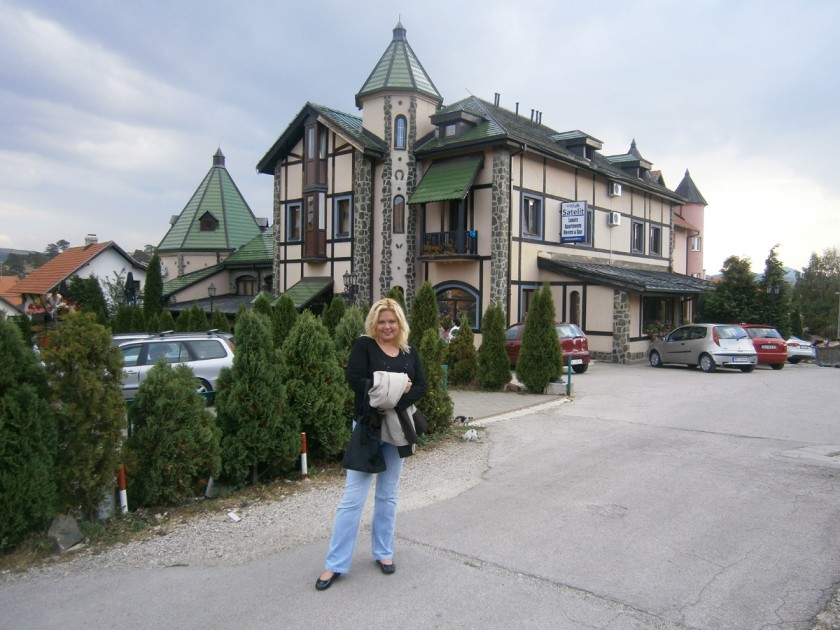 Ispred  hotela Satelit, Zlatibor